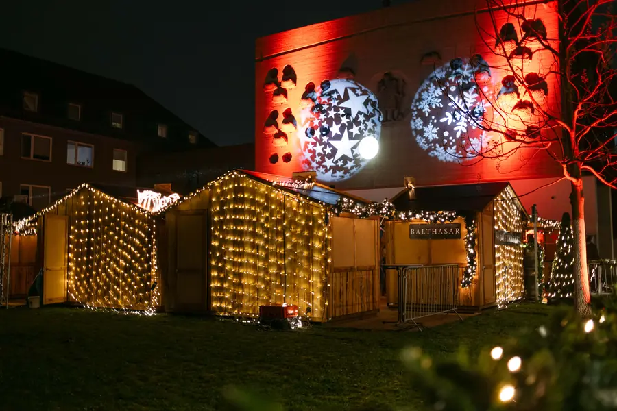 Hütten mit Lichtervorhängen vor der rot beleuchteten Ventana